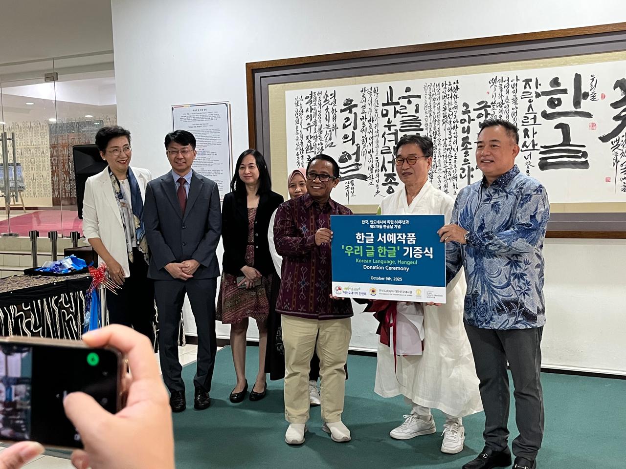 Serah Terima Lukisan Hangeul di Gedung FIB Universitas Indonesia