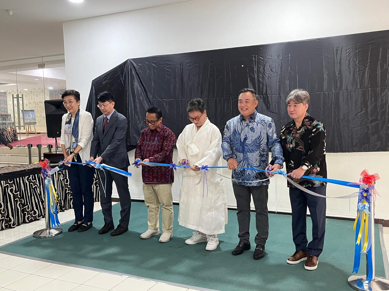 Serah Terima Lukisan Hangeul di Gedung FIB Universitas Indonesia