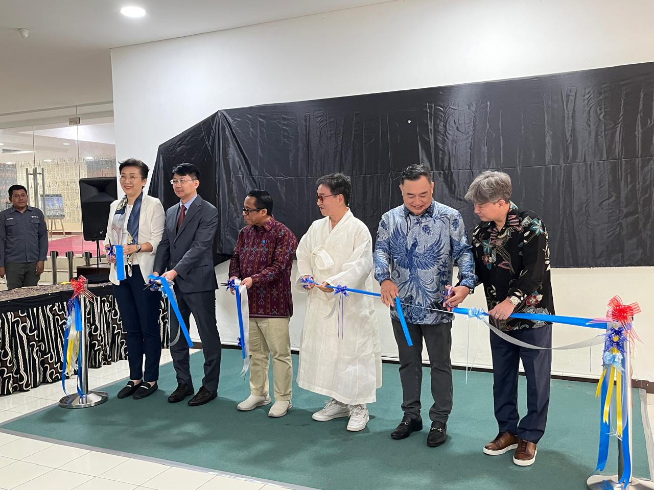 Serah Terima Lukisan Hangeul di Gedung FIB Universitas Indonesia