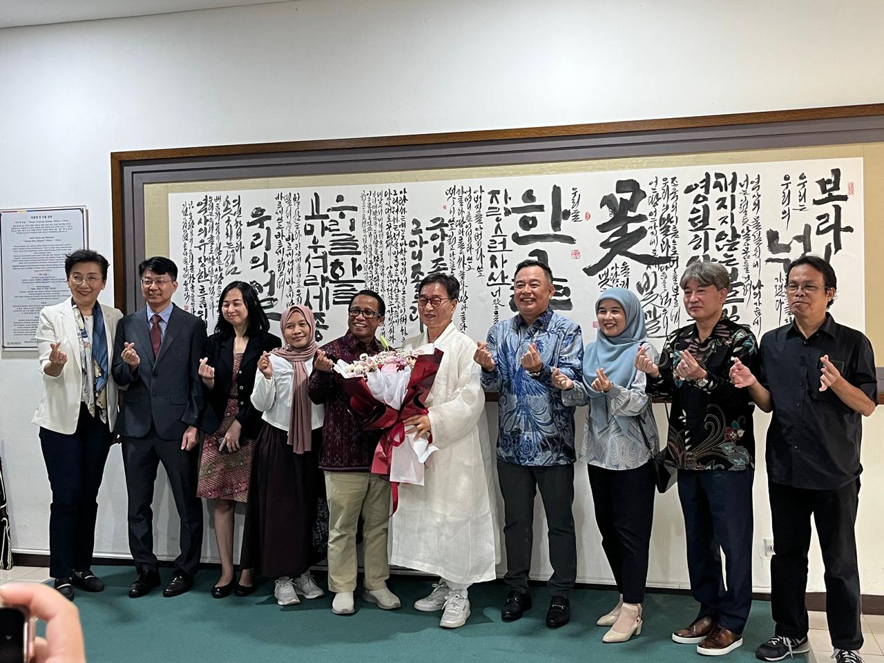Serah Terima Lukisan Hangeul di Gedung FIB Universitas Indonesia