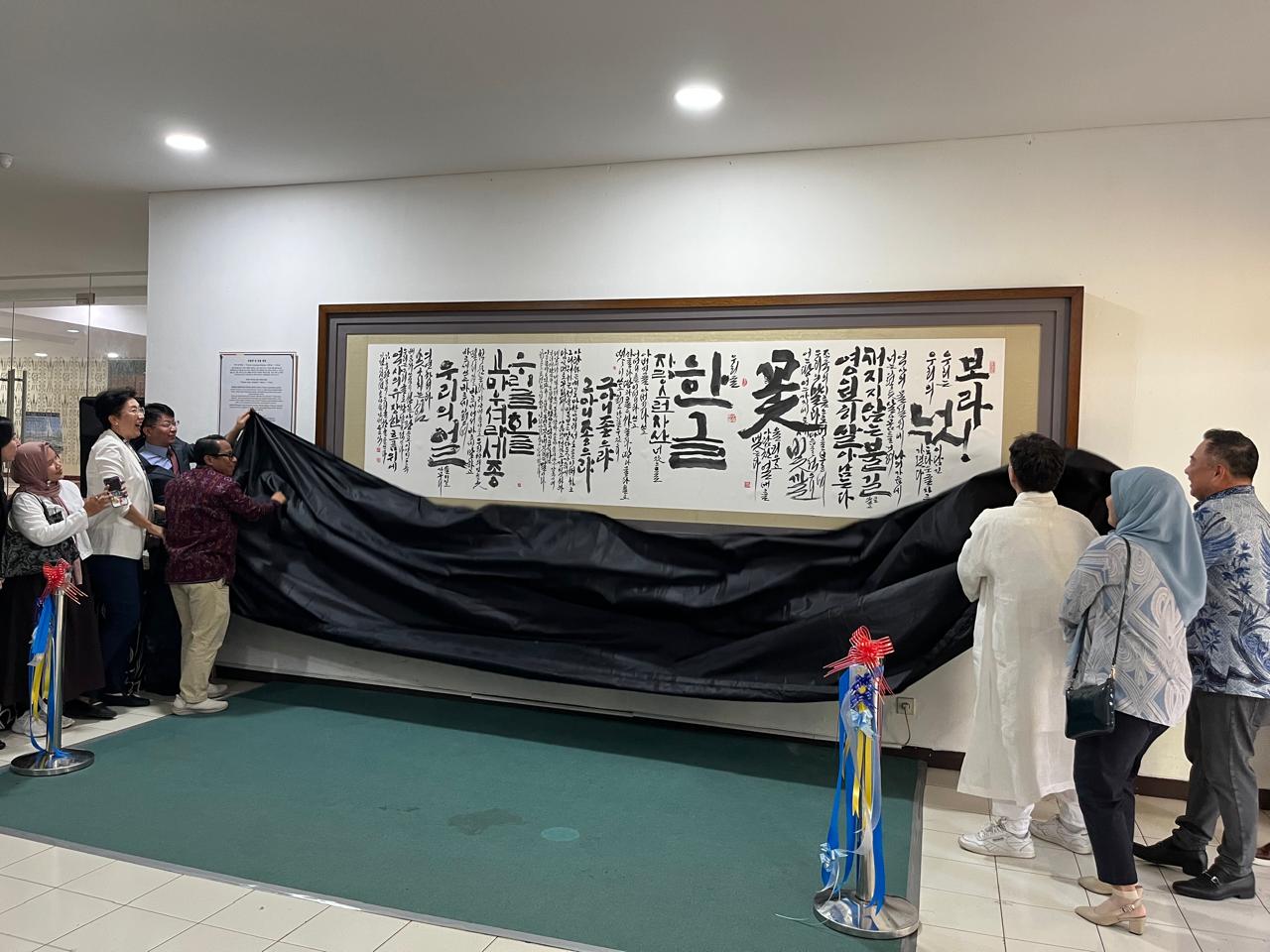 Serah Terima Lukisan Hangeul di Gedung FIB Universitas Indonesia