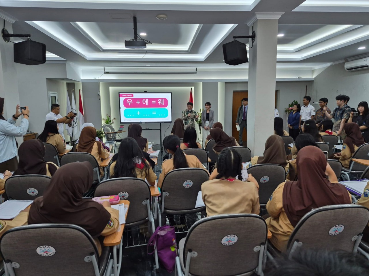 Kunjungan Kelas Ekstrakurikuler Bahasa Korea di Sekolah Menengah Atas 
