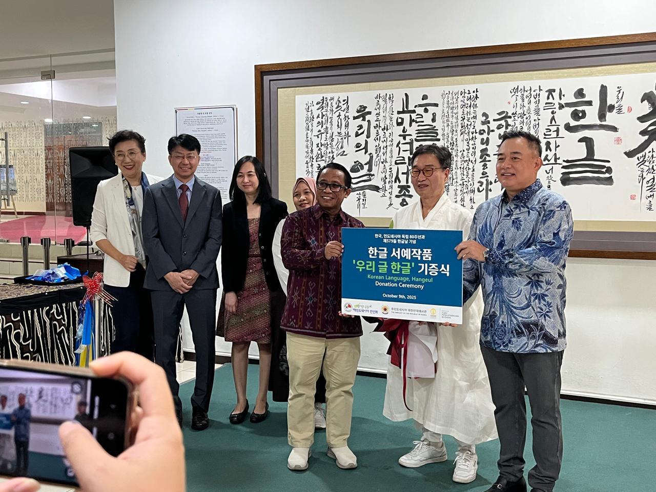 Serah Terima Lukisan Hangeul di Gedung FIB Universitas Indonesia