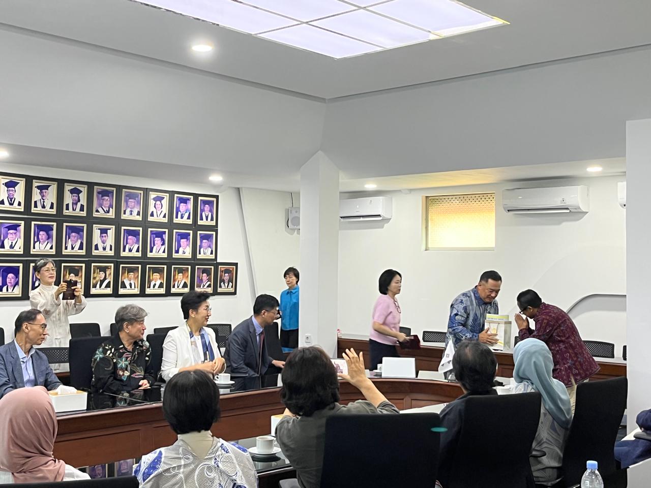 Serah Terima Lukisan Hangeul di Gedung FIB Universitas Indonesia