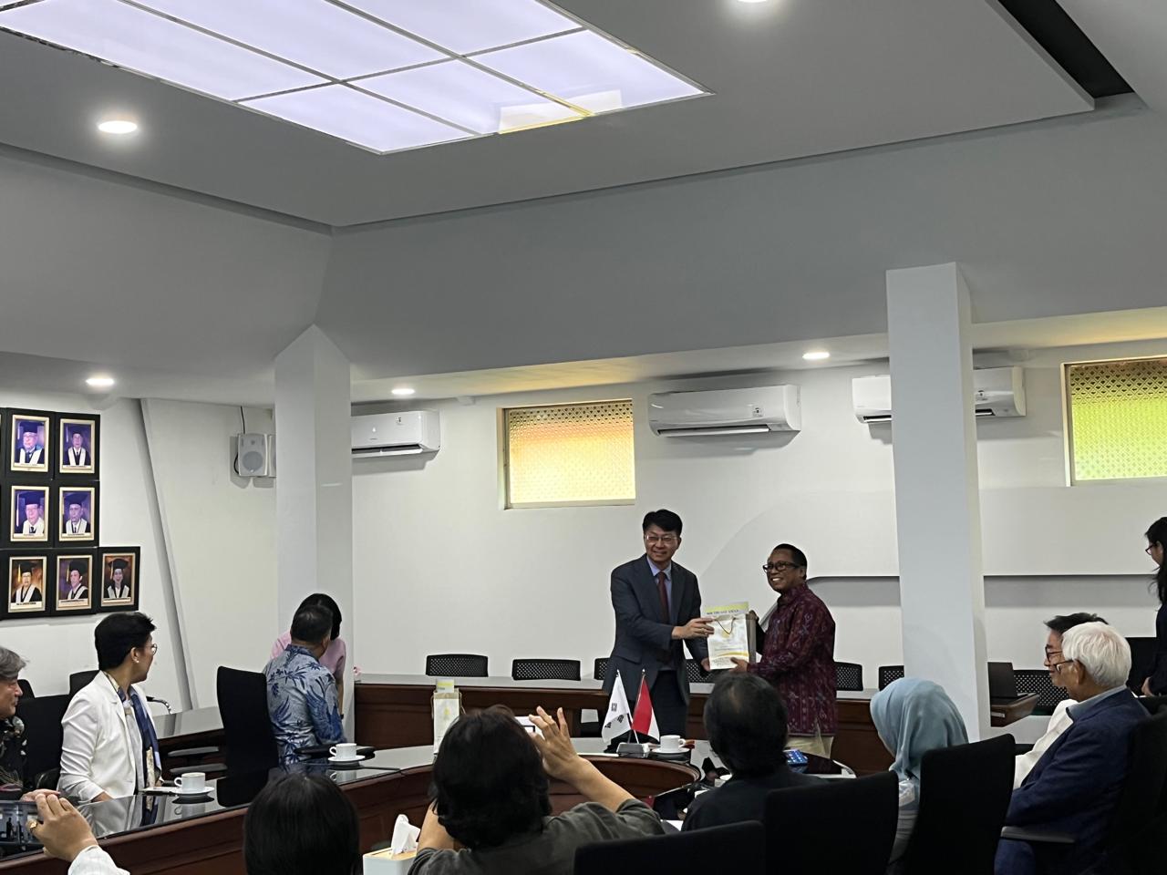 Serah Terima Lukisan Hangeul di Gedung FIB Universitas Indonesia