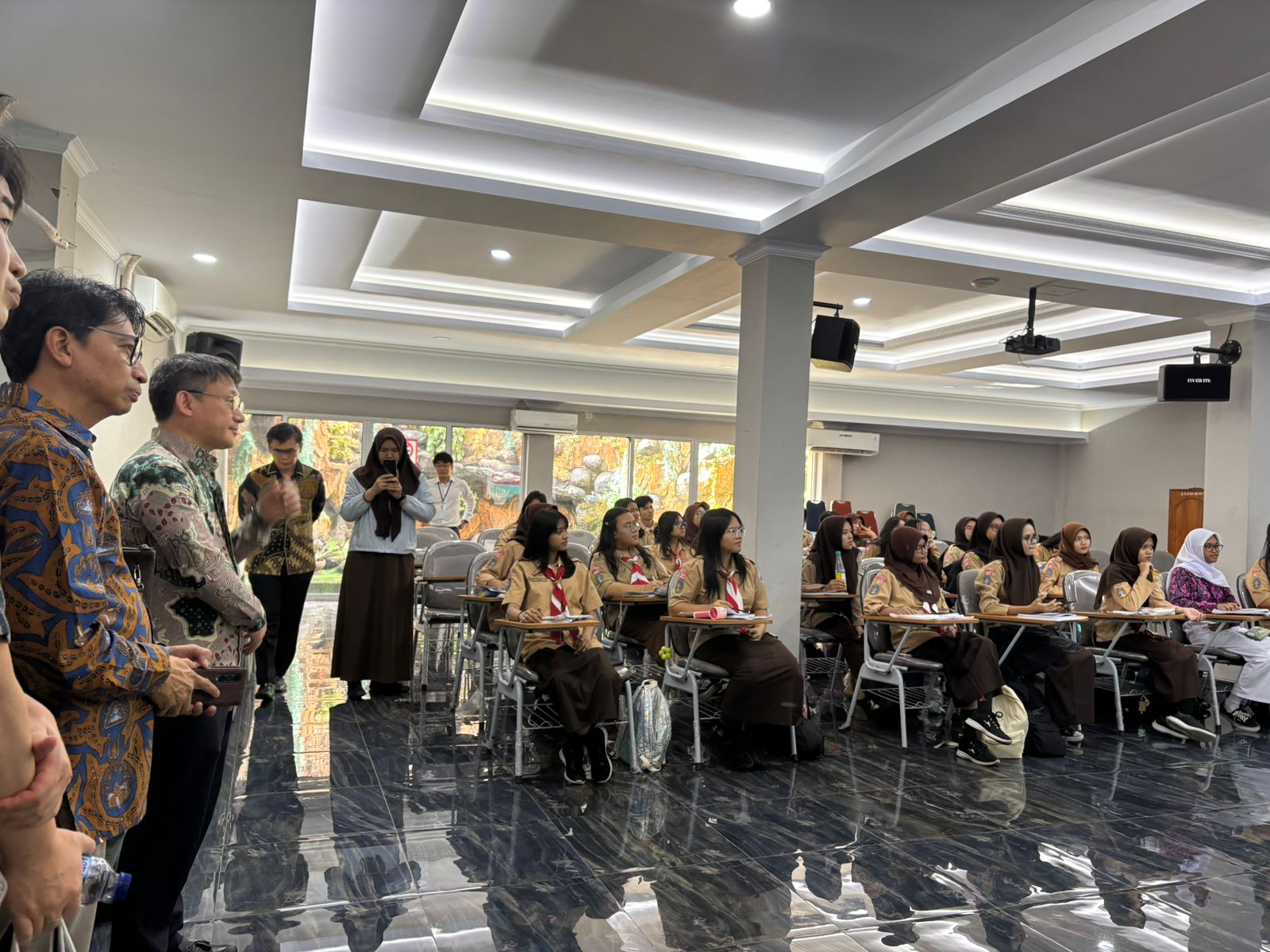Kunjungan Kelas Ekstrakurikuler Bahasa Korea di Sekolah Menengah Atas 
