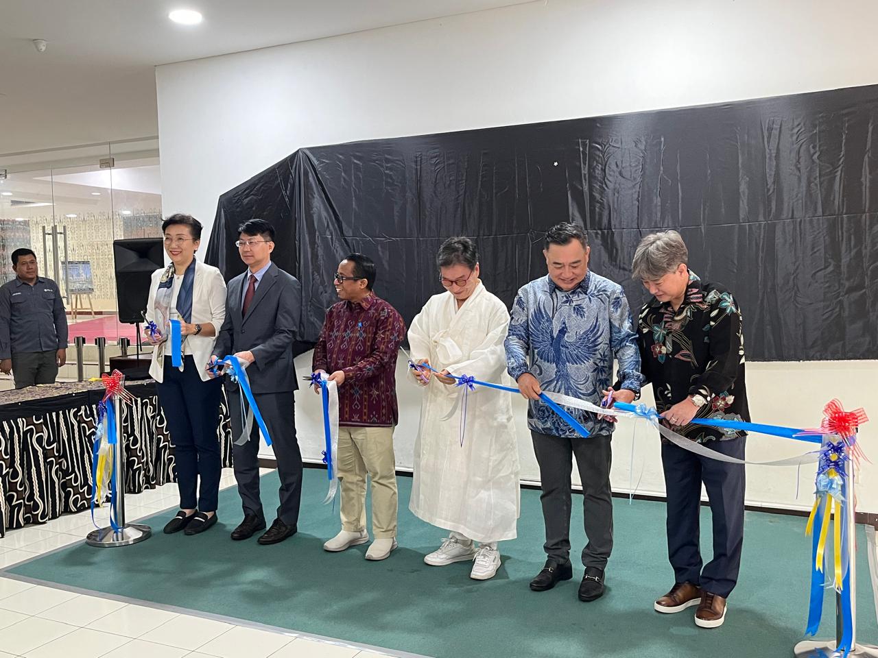 Serah Terima Lukisan Hangeul di Gedung FIB Universitas Indonesia