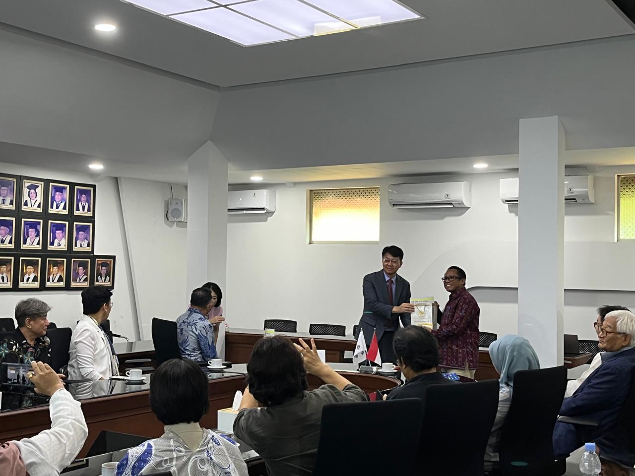 Serah Terima Lukisan Hangeul di Gedung FIB Universitas Indonesia