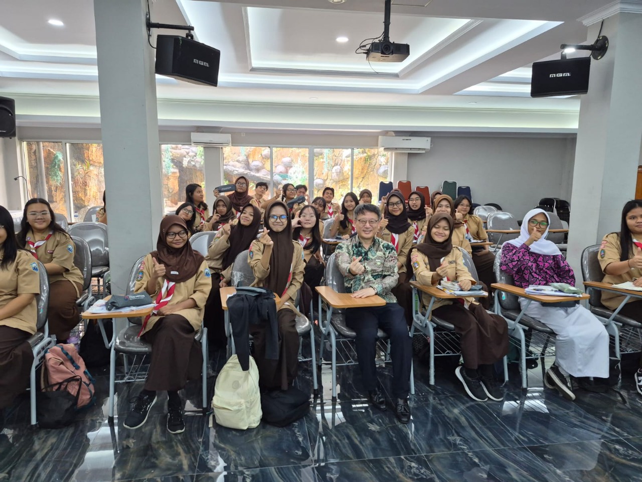 Kunjungan Kelas Ekstrakurikuler Bahasa Korea di Sekolah Menengah Atas 