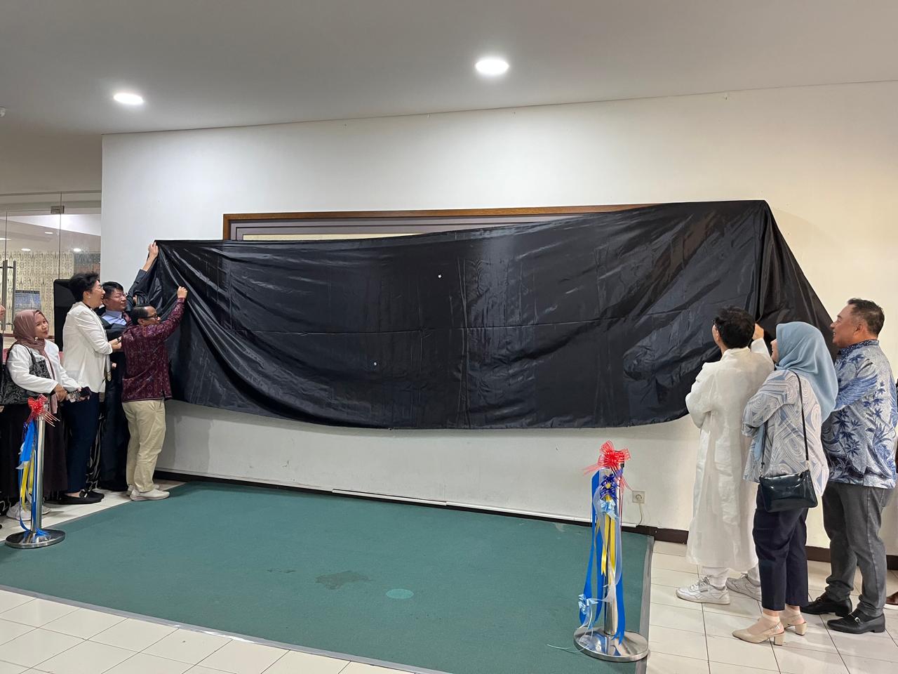 Serah Terima Lukisan Hangeul di Gedung FIB Universitas Indonesia