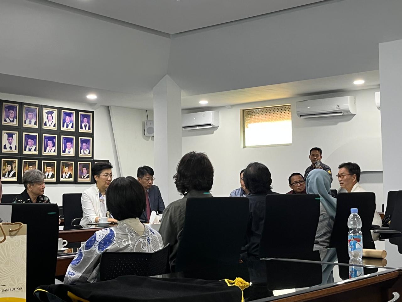 Serah Terima Lukisan Hangeul di Gedung FIB Universitas Indonesia