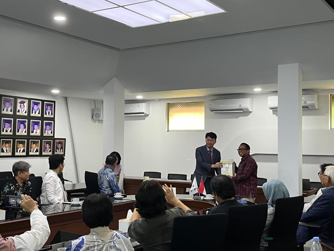 Serah Terima Lukisan Hangeul di Gedung FIB Universitas Indonesia