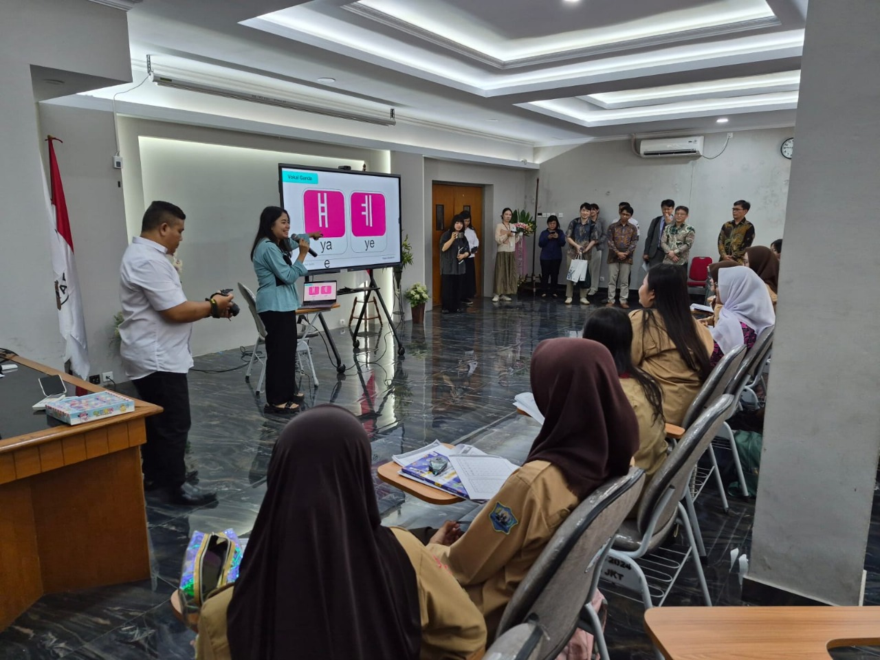 Kunjungan Kelas Ekstrakurikuler Bahasa Korea di Sekolah Menengah Atas 