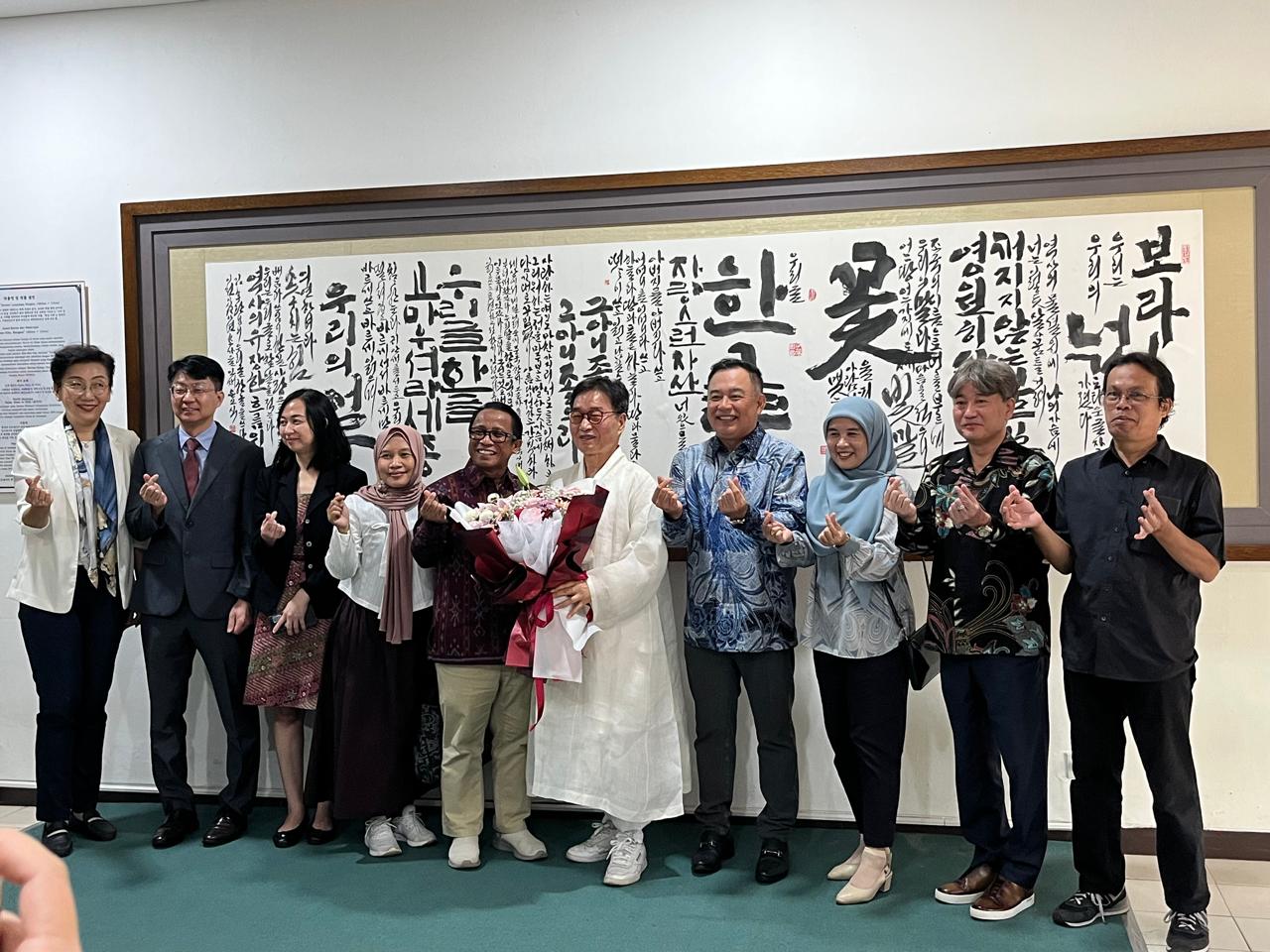 Serah Terima Lukisan Hangeul di Gedung FIB Universitas Indonesia