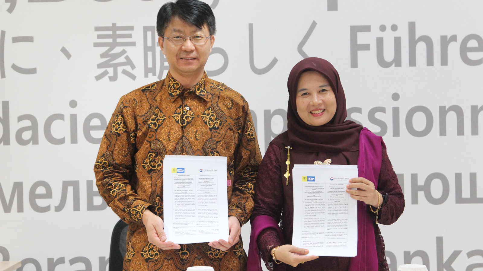 Penandatanganan MoU antara KECID dan LBI FIB UI untuk Program BIPA