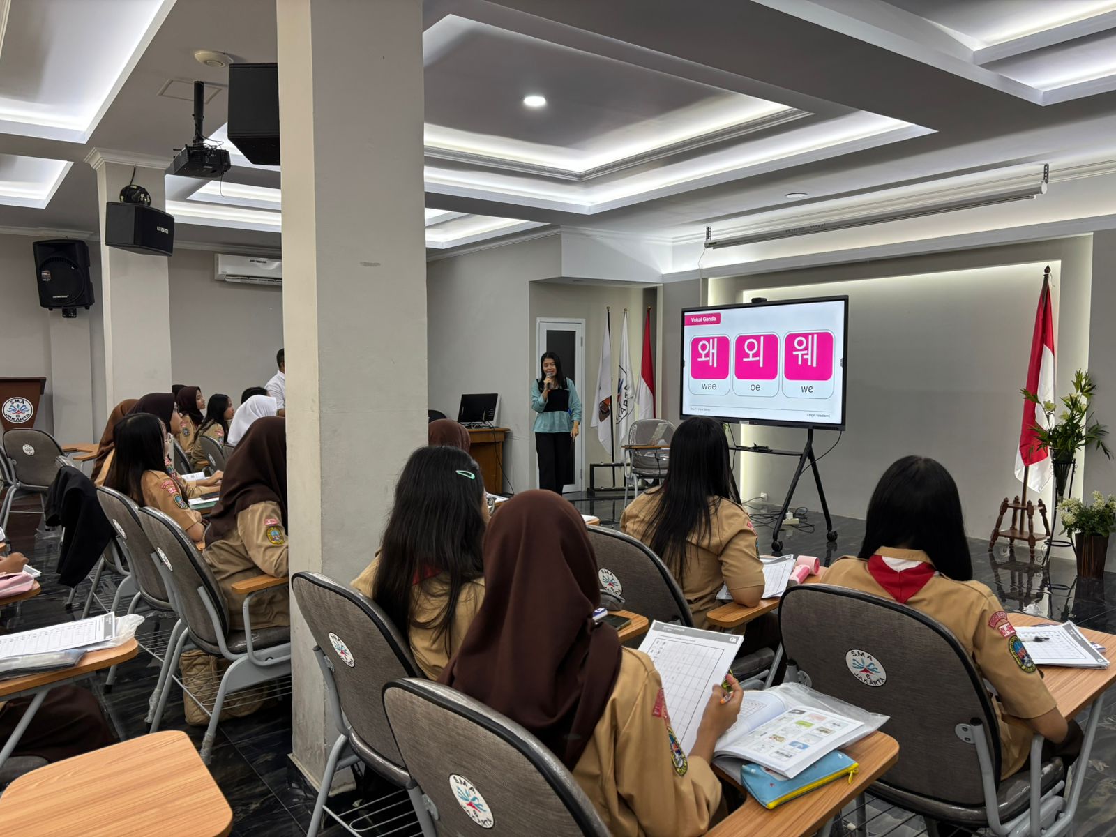Kunjungan Kelas Ekstrakurikuler Bahasa Korea di Sekolah Menengah Atas 