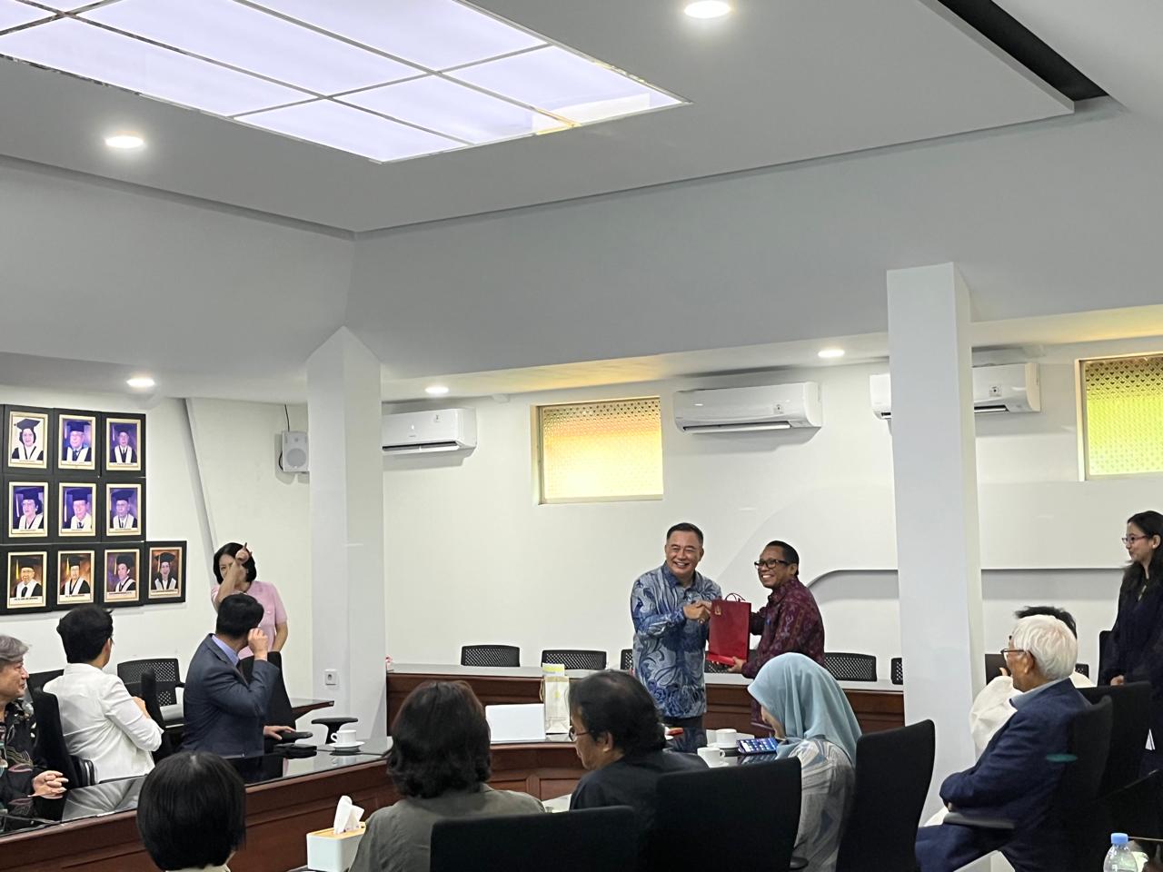 Serah Terima Lukisan Hangeul di Gedung FIB Universitas Indonesia