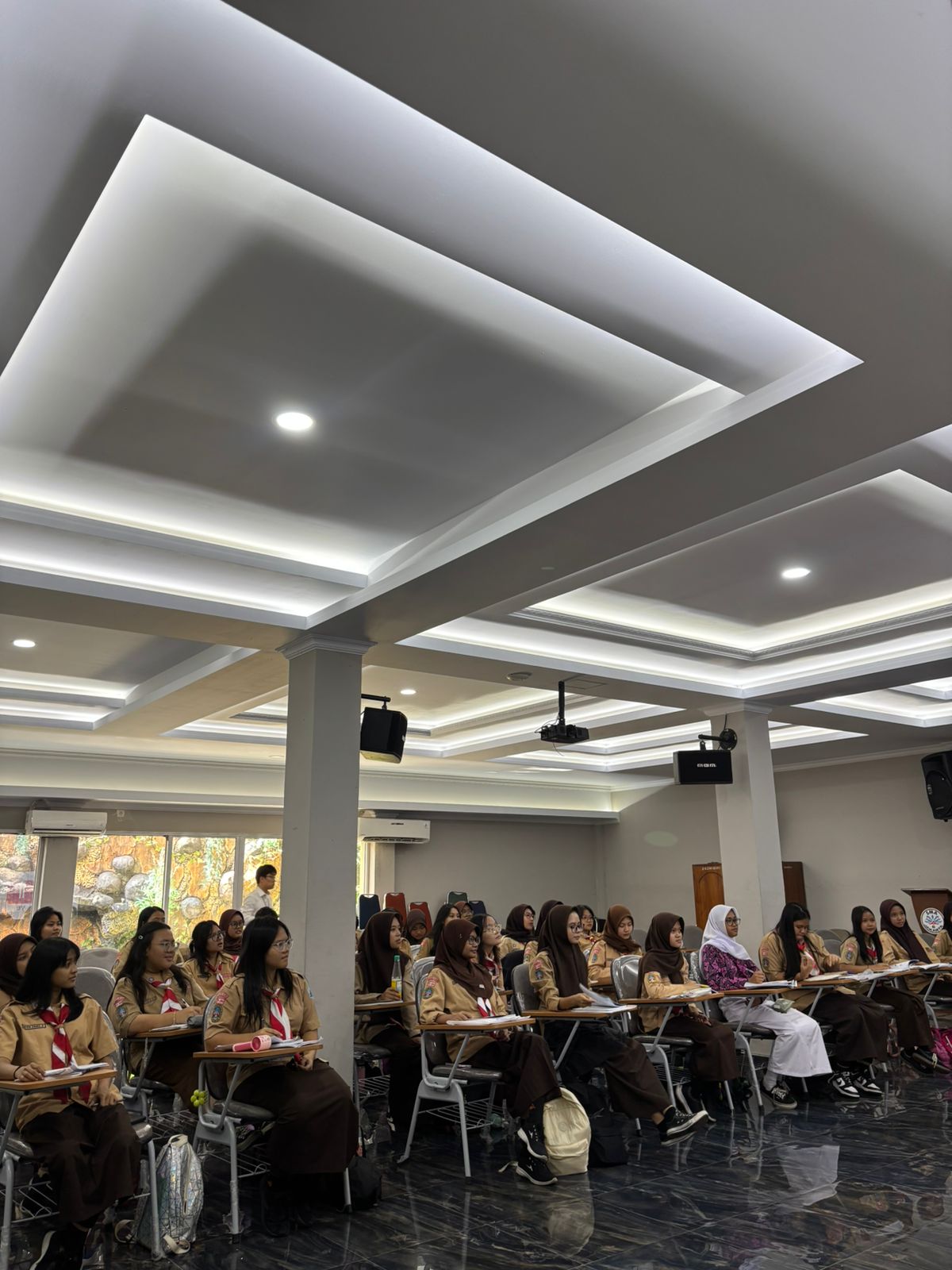 Kunjungan Kelas Ekstrakurikuler Bahasa Korea di Sekolah Menengah Atas 