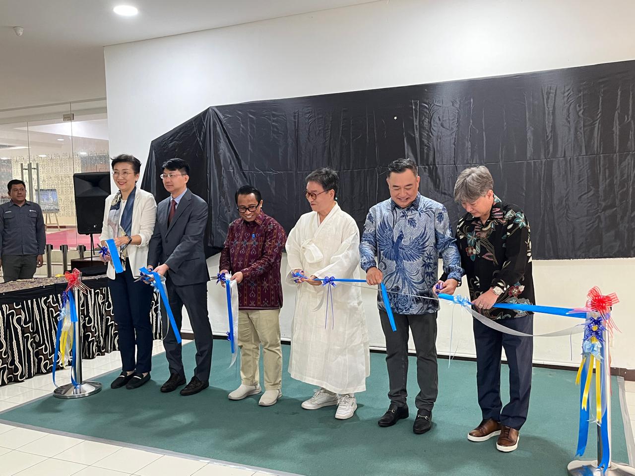 Serah Terima Lukisan Hangeul di Gedung FIB Universitas Indonesia