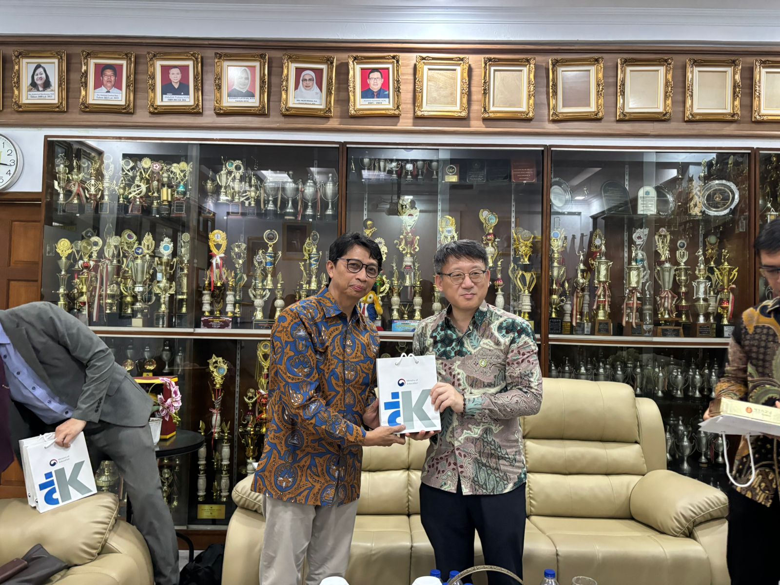 Kunjungan Kelas Ekstrakurikuler Bahasa Korea di Sekolah Menengah Atas 
